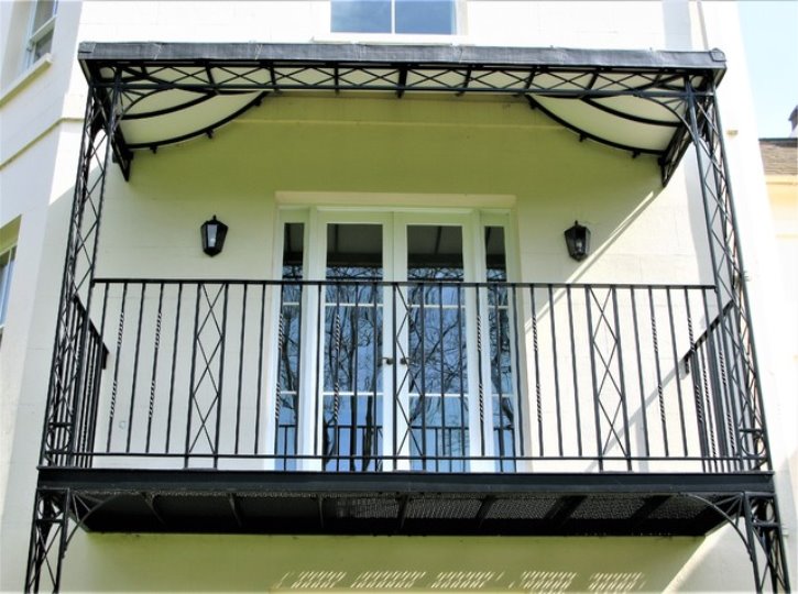 Veranda Balcony with matching Juliet Balcony and Porch - Модернизм - Балкон  и лоджия - Другое - от эксперта Fine Iron – Architectural Ironworkers |  Houzz Россия